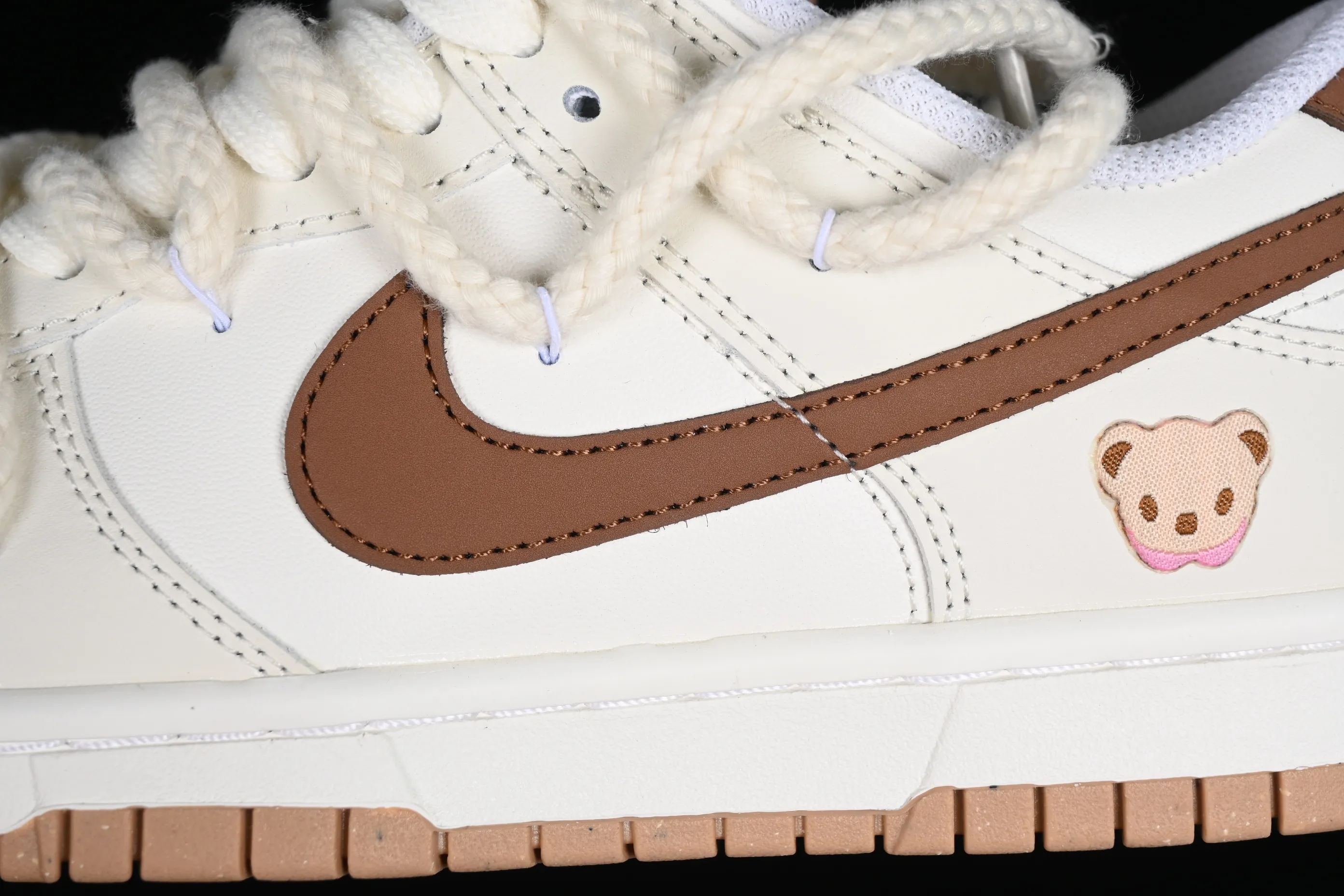 All Categories Nk SB Dunk Series Nk SB Dunk Low Low-top sneakers Nk Dunk Low Troublemaker Doll Soybean Milk Bear Maillard Simple and versatile SB strap low-top casual sneakers DD1873-200